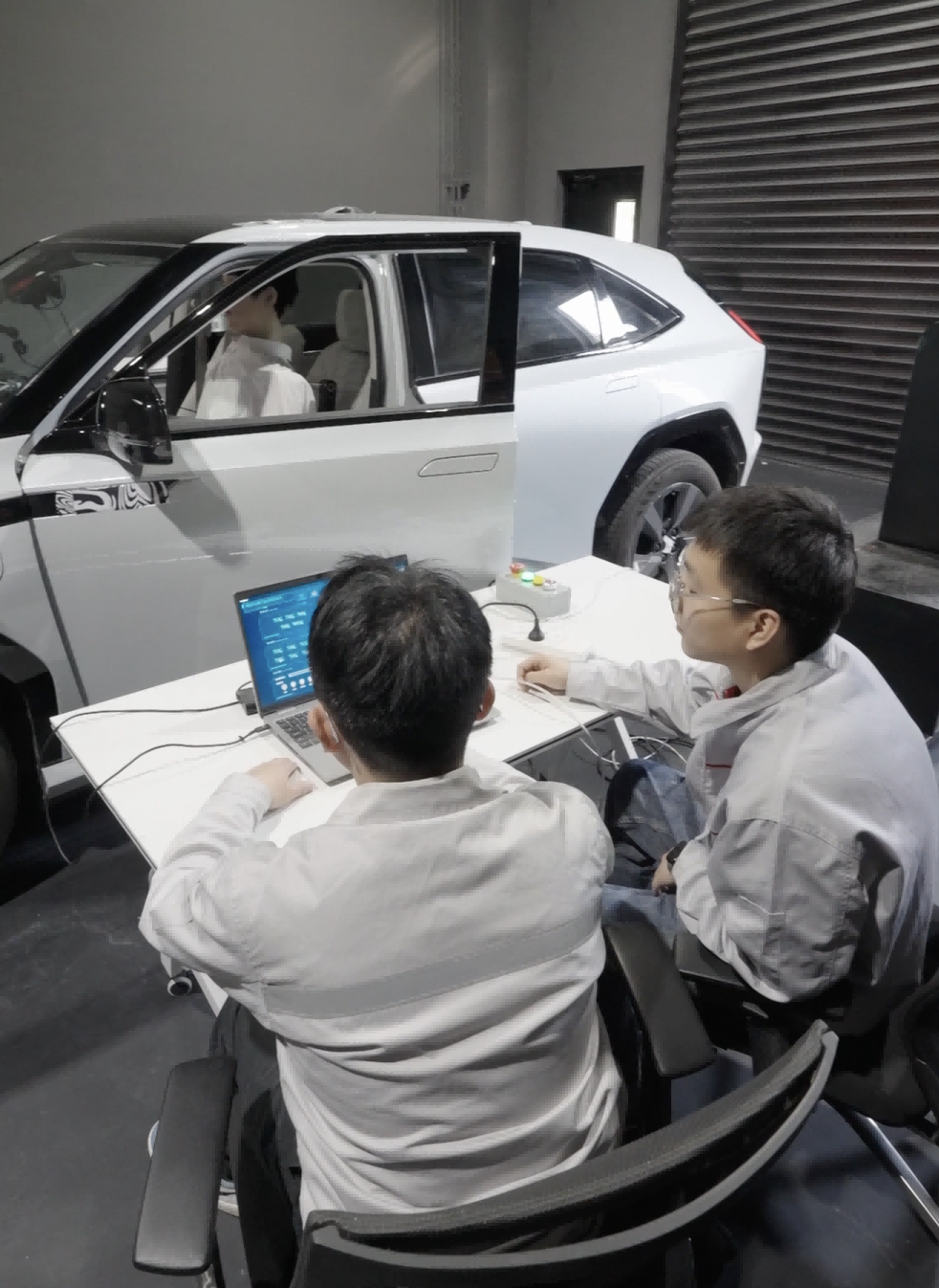 网联汽车测试员如何给智能网联汽车“把脉问诊”？pg电子模拟器试玩新质生产力 职业新观察丨智能(图1)